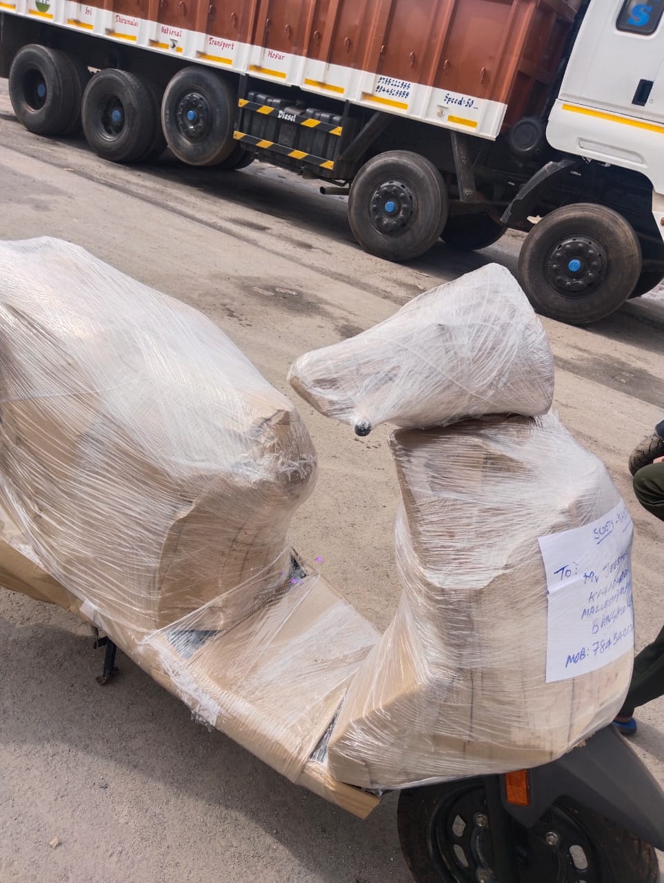 Best Packers And Movers In Attibele - Professional moving team work